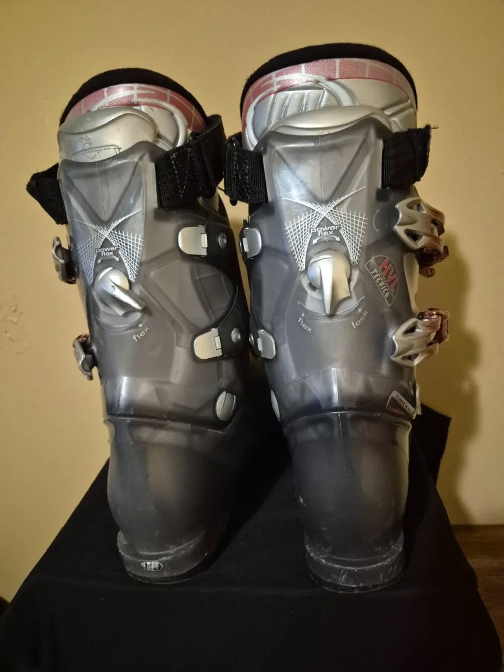 A PAIR OF USED TECNICA VENTO 6 HVL SKI BOOTS MEN 324 MM SHELL